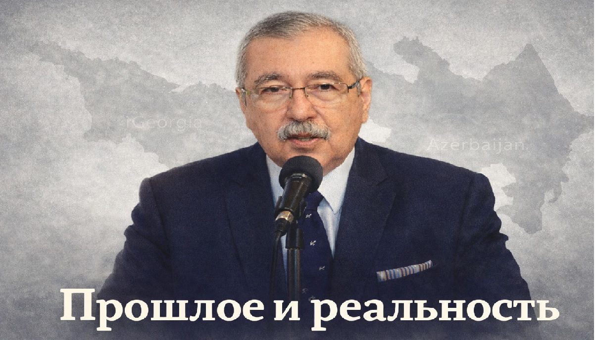 Политическая иллюстрация: Намика Алиева между двумя картами — армянской интерпретацией Карабаха и современной картой Азербайджана, символизирующая конфликт между прошлым восприятием и политической реальностью.