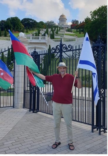 Юрий Бочаров с флагами Азербайджана и Израиля на митинге в Хайфе в поддержку Азербайджана
